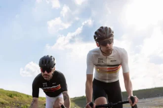 La collection Santini x Pirelli Sport Club 2025 réinvente la mode cycliste avec une touche vintage italienne