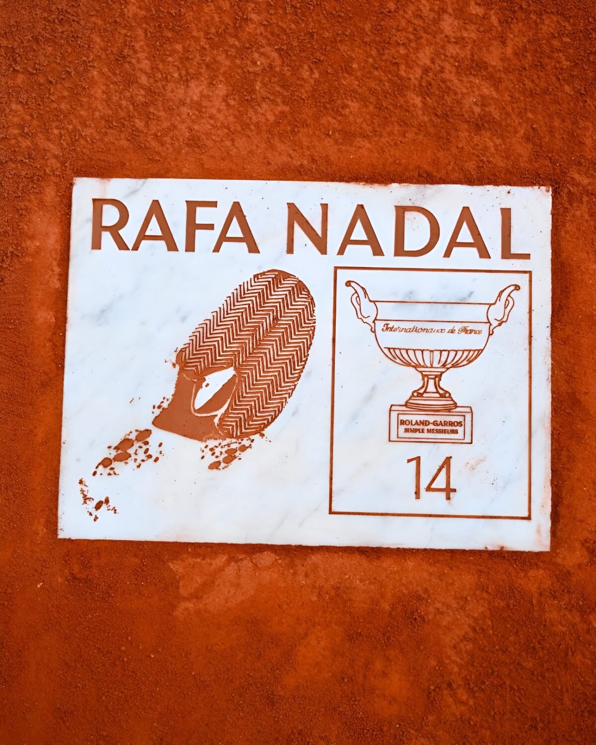 Roland Garros Hommage a Rafael Nadal 0 Rafael Nadal a reçu un hommage historique à Roland Garros devant quinze mille spectateurs conquis