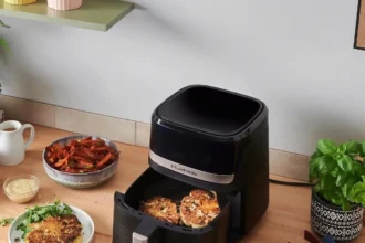 Ce modèle Russell Hobbs SatisFry Air Fryer Rapid Air 4,3 L ultra compact affiche une réduction spectaculaire de 33 % sur Amazon