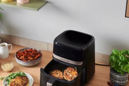 Ce modèle Russell Hobbs SatisFry Air Fryer Rapid Air 4,3 L ultra compact affiche une réduction spectaculaire de 33 % sur Amazon