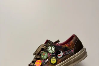 Vans dévoile une Old Skool 36 s'inspirant du rare sac messager emblématique Chanel On the Pavements