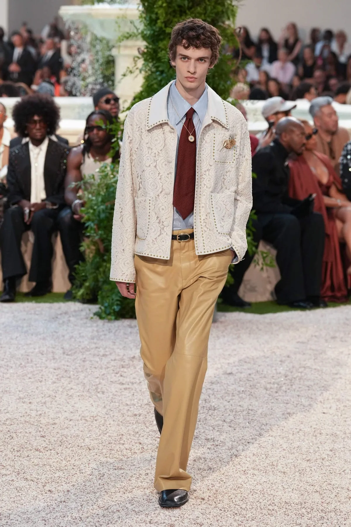 La collection printemps 2026 d'AMIRI transforme la mode en expérience hôtelière californienne