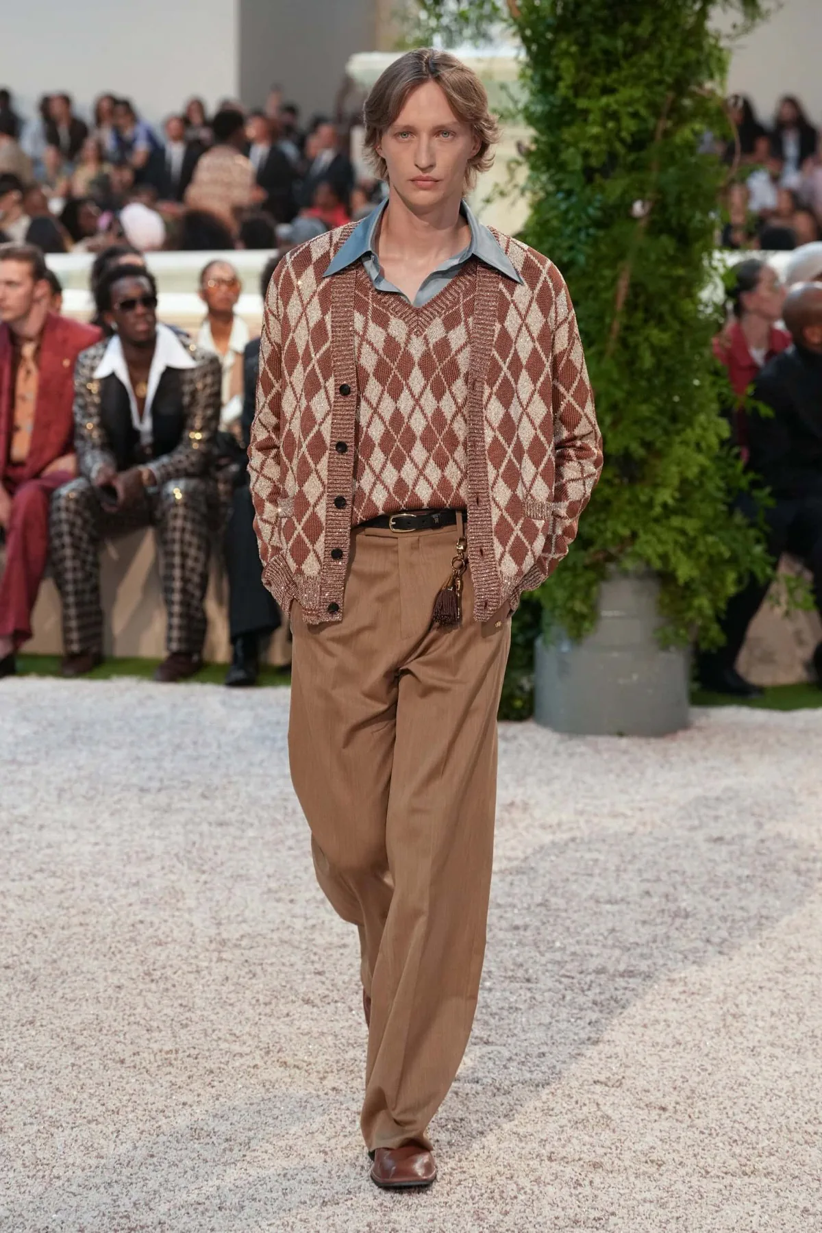 La collection printemps 2026 d'AMIRI transforme la mode en expérience hôtelière californienne