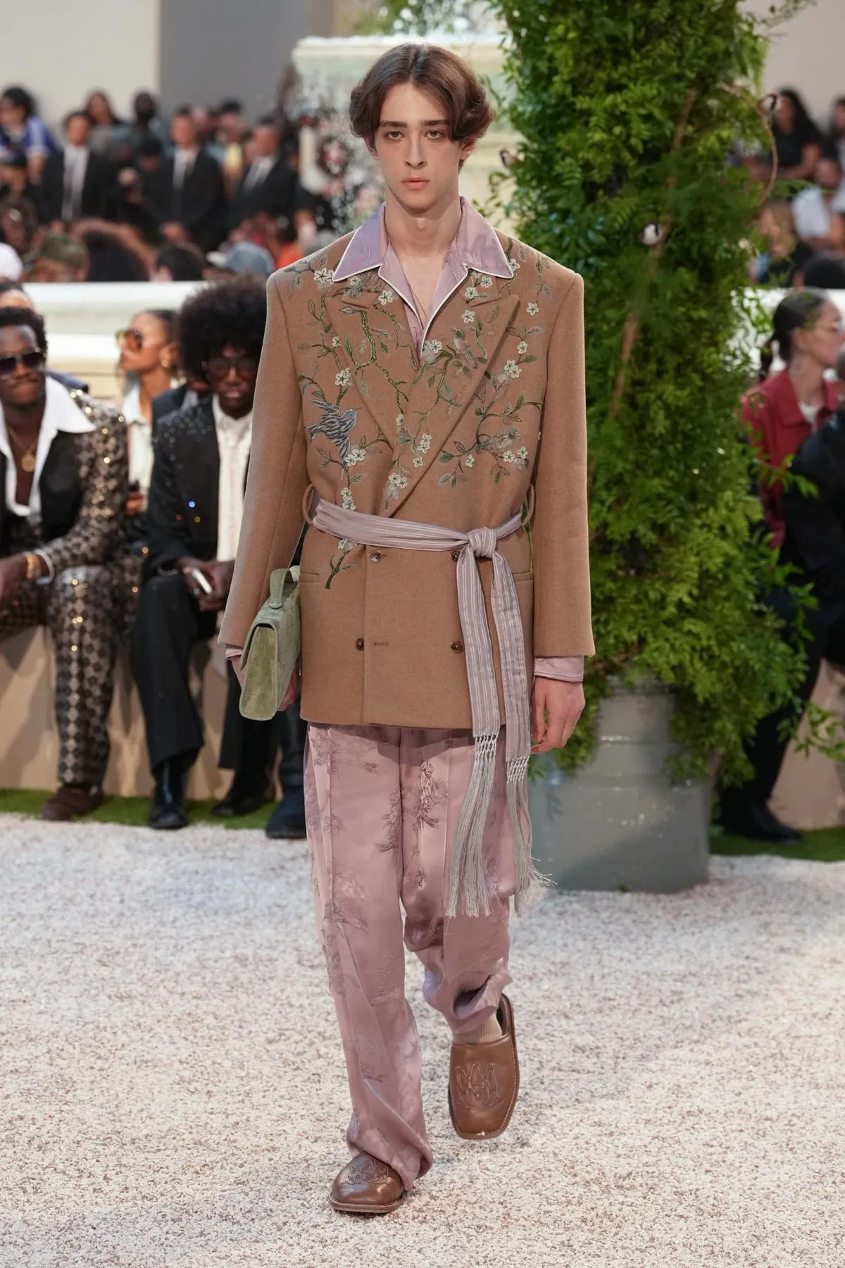 La collection printemps 2026 d'AMIRI transforme la mode en expérience hôtelière californienne