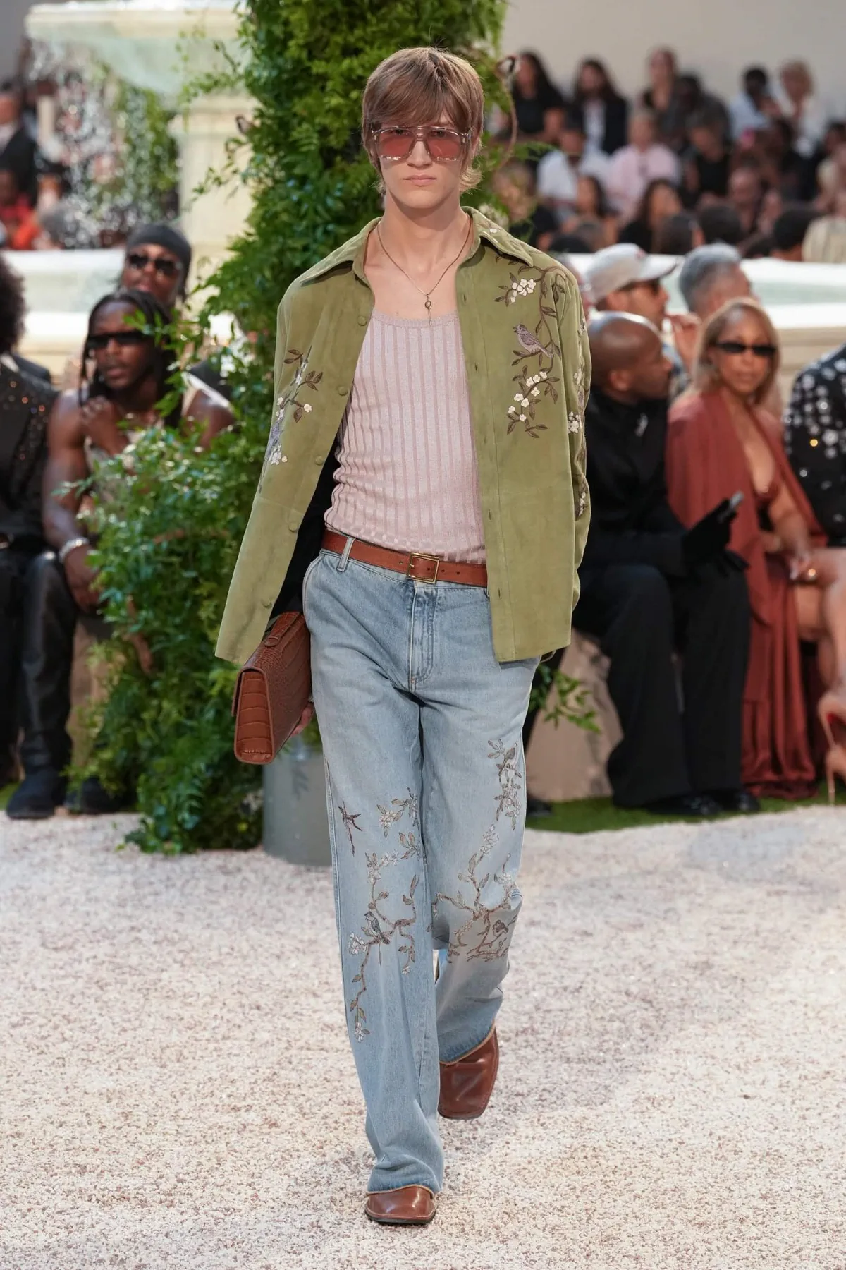 La collection printemps 2026 d'AMIRI transforme la mode en expérience hôtelière californienne