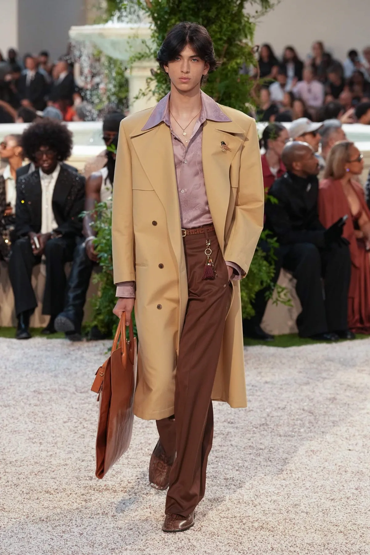 La collection printemps 2026 d'AMIRI transforme la mode en expérience hôtelière californienne