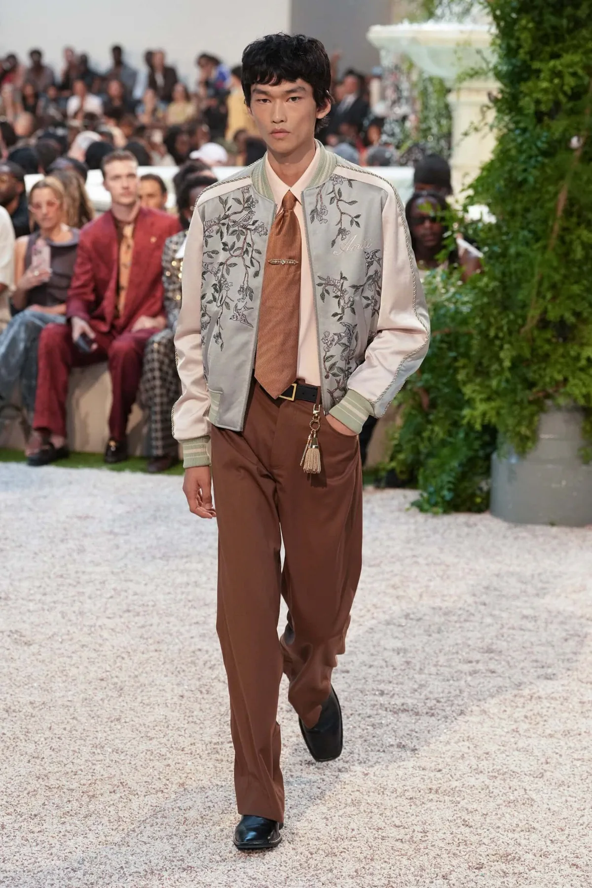 La collection printemps 2026 d'AMIRI transforme la mode en expérience hôtelière californienne