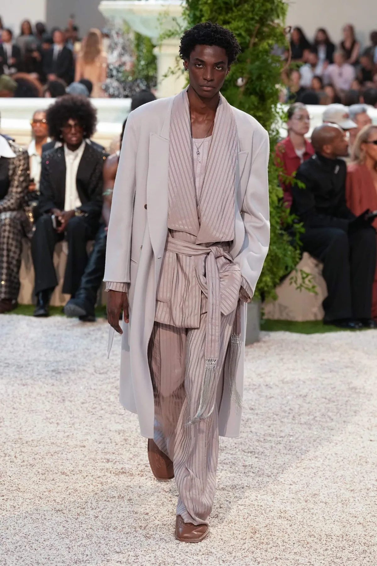La collection printemps 2026 d'AMIRI transforme la mode en expérience hôtelière californienne