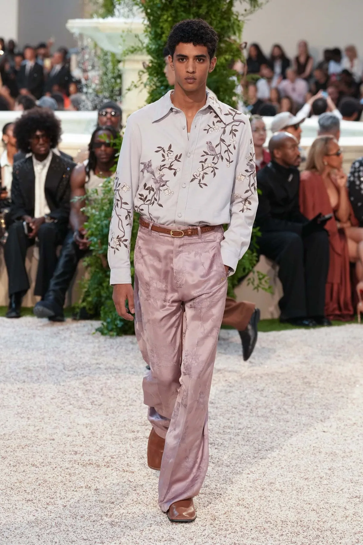 La collection printemps 2026 d'AMIRI transforme la mode en expérience hôtelière californienne