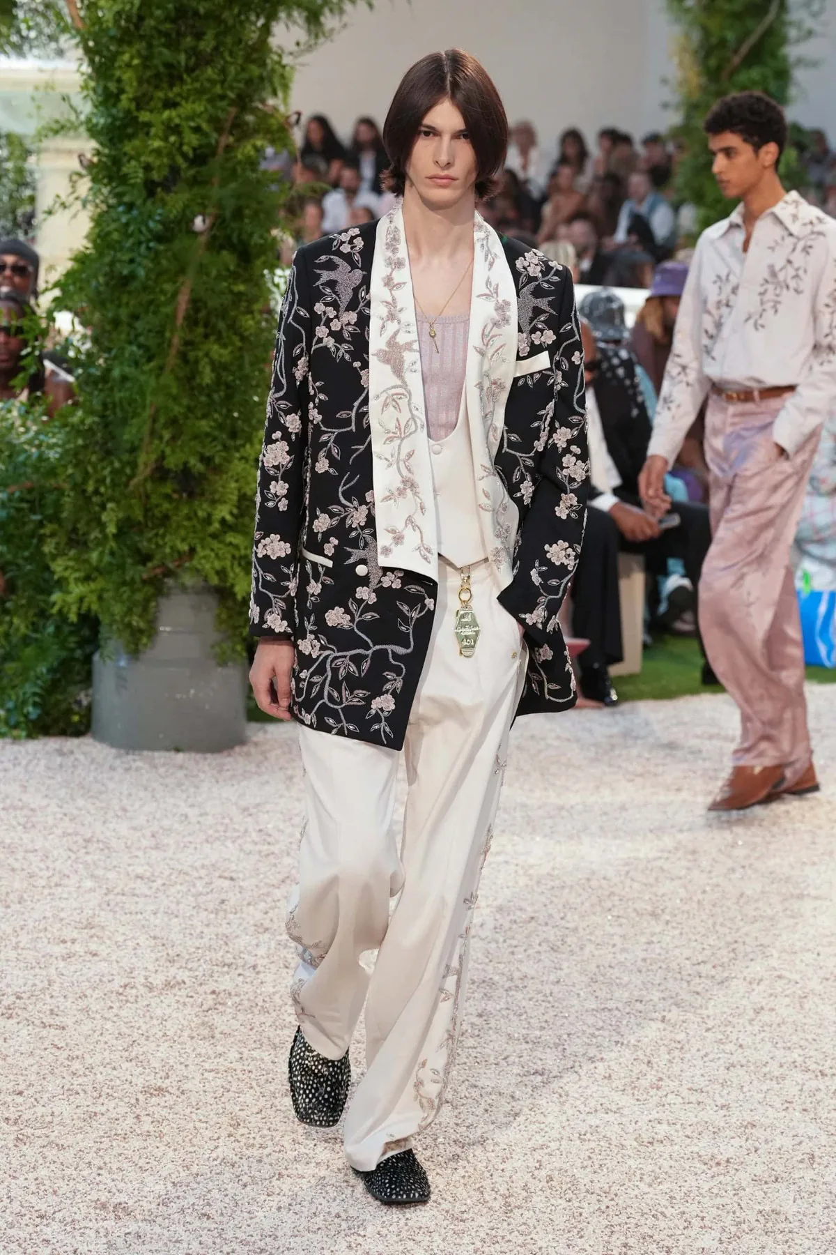 La collection printemps 2026 d'AMIRI transforme la mode en expérience hôtelière californienne