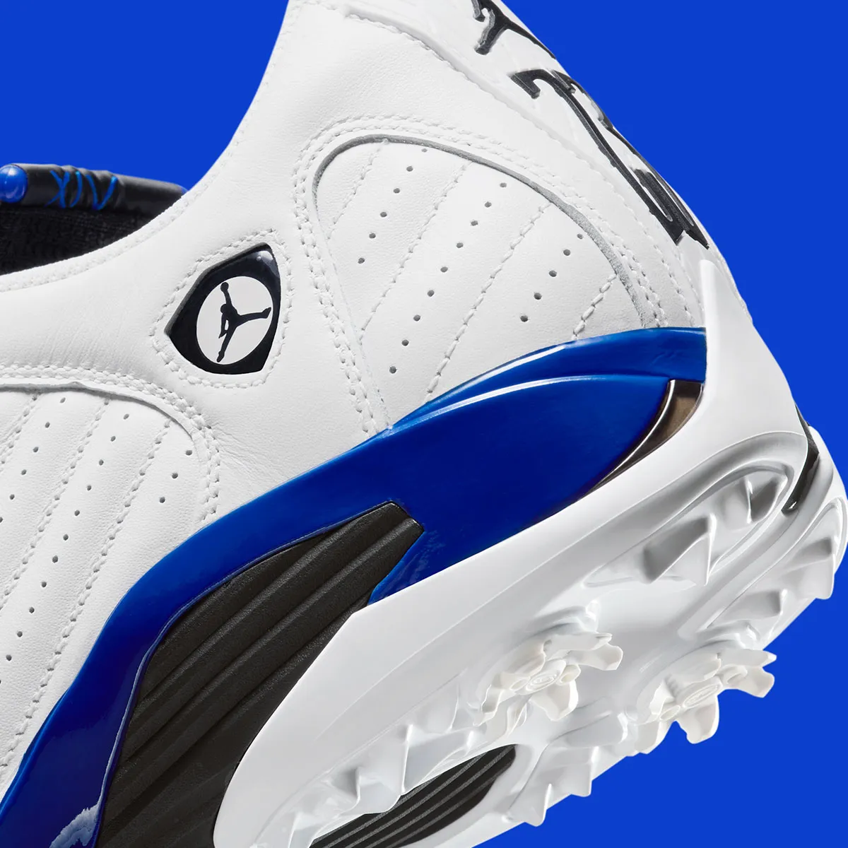 Air Jordan 14 Golf Hyper Royal 7 L'Air Jordan 14 Golf « Hyper Royal » débarque sur les greens pour révolutionner votre jeu