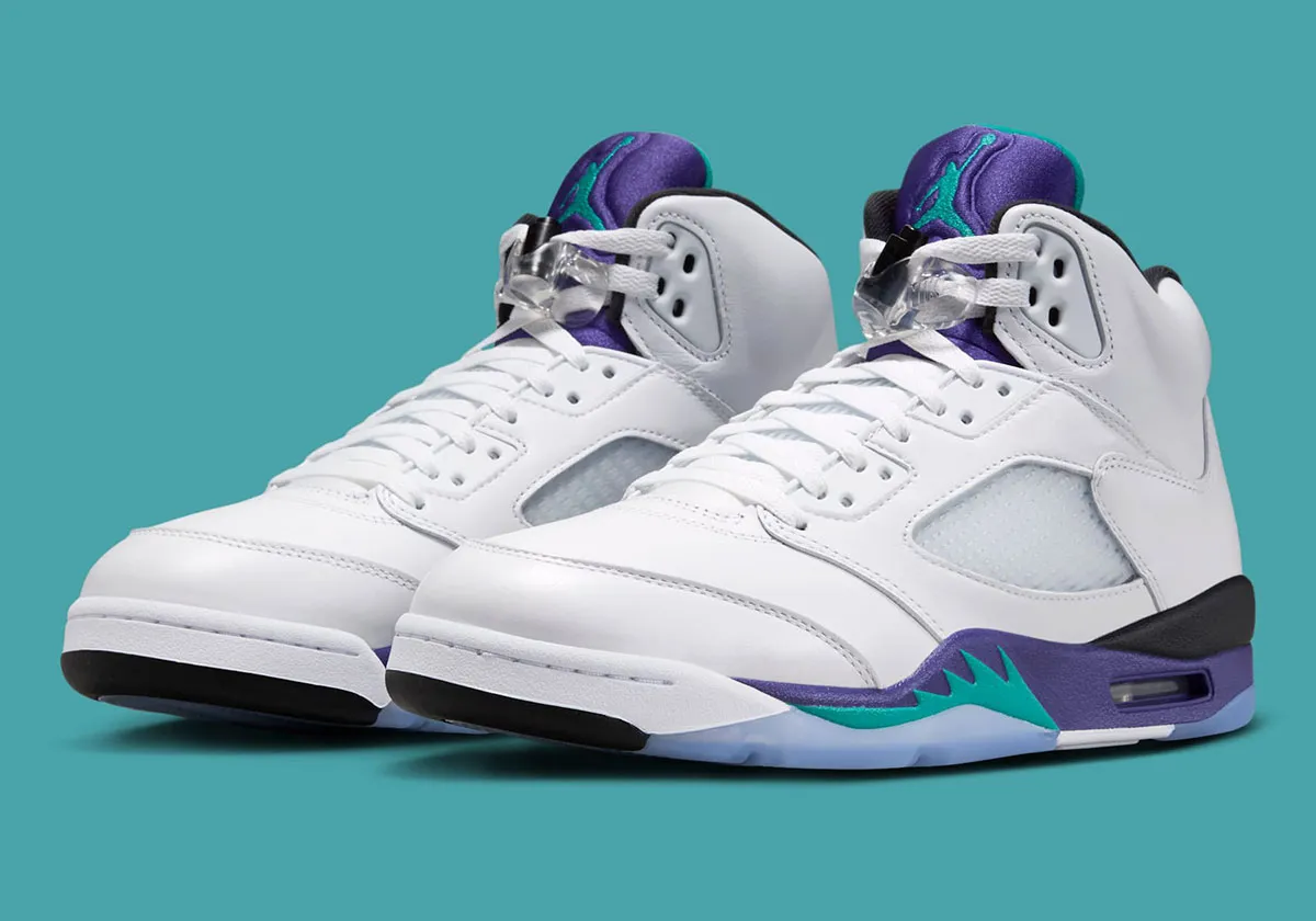 Air Jordan 5 Grape 1 La Air Jordan 5 « Grape » fait son grand retour avec le logo Nike Air d'origine