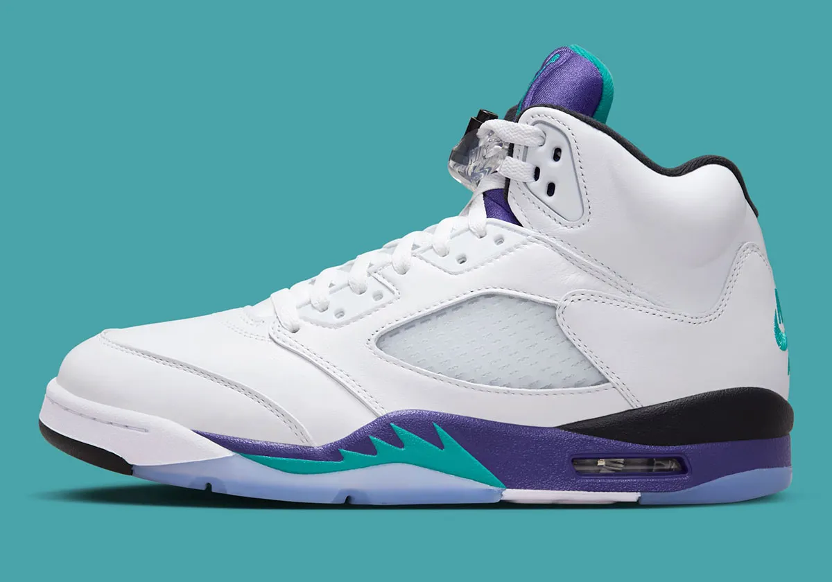 Air Jordan 5 Grape 2 La Air Jordan 5 « Grape » fait son grand retour avec le logo Nike Air d'origine