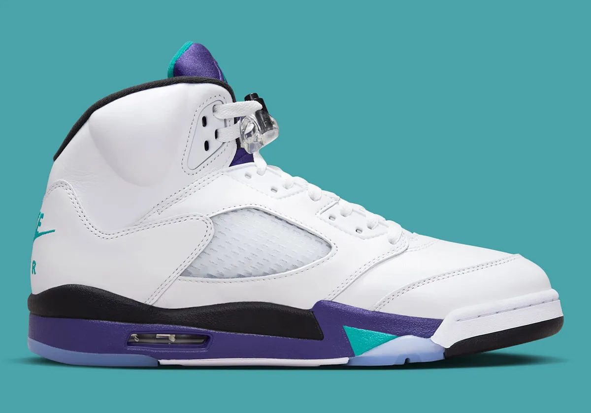 Air Jordan 5 Grape 3 La Air Jordan 5 « Grape » fait son grand retour avec le logo Nike Air d'origine