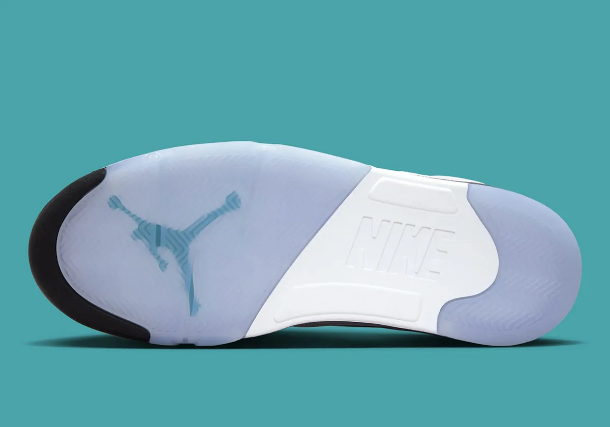 Air Jordan 5 Grape 5 La Air Jordan 5 « Grape » fait son grand retour avec le logo Nike Air d'origine