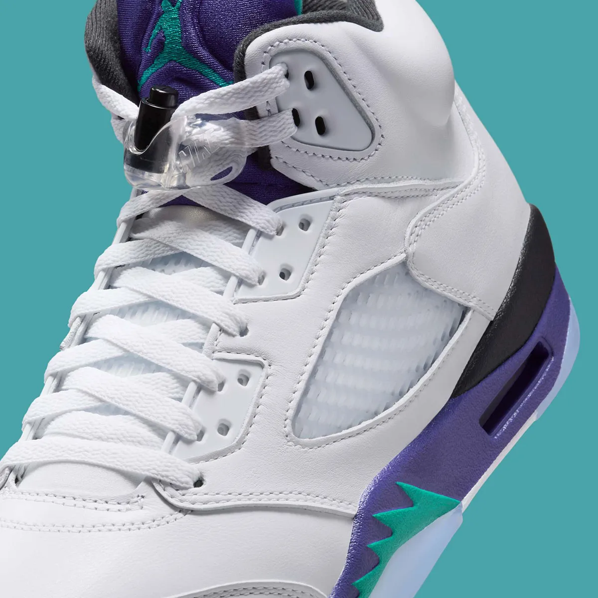 Air Jordan 5 Grape 6 La Air Jordan 5 « Grape » fait son grand retour avec le logo Nike Air d'origine