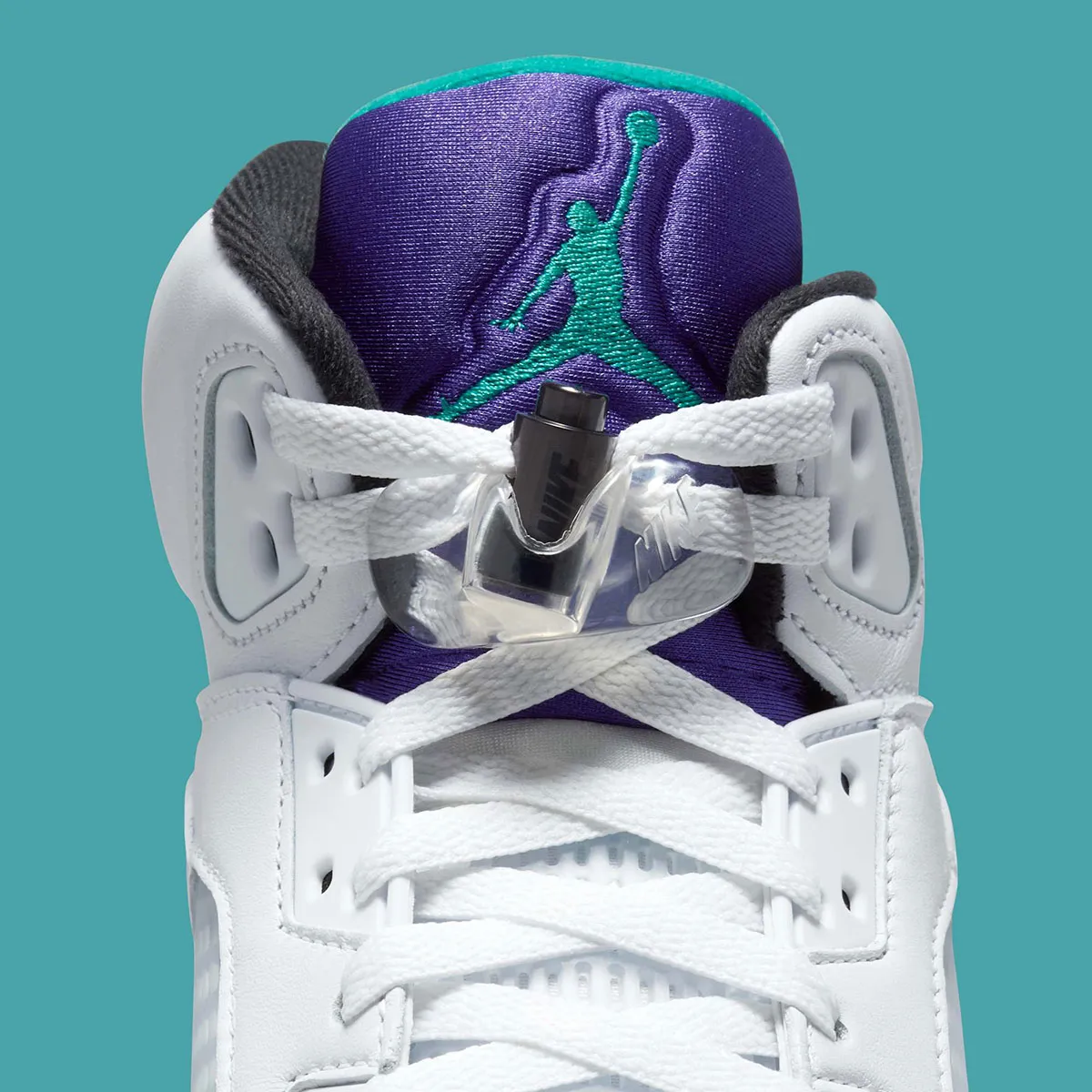 Air Jordan 5 Grape 7 La Air Jordan 5 « Grape » fait son grand retour avec le logo Nike Air d'origine