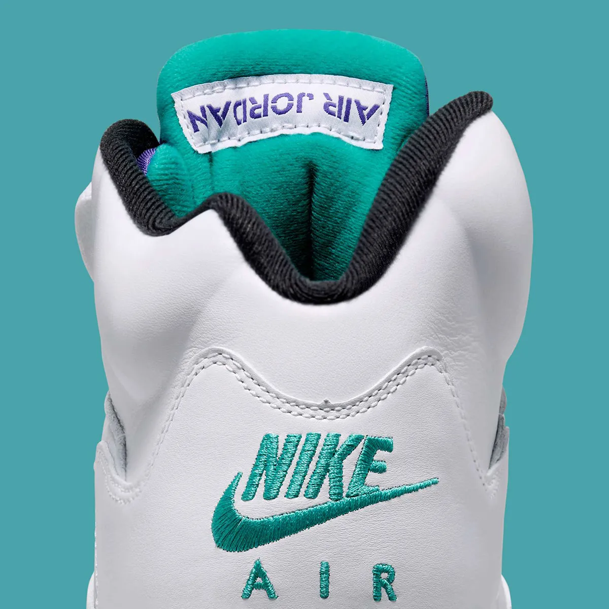 Air Jordan 5 Grape 8 La Air Jordan 5 « Grape » fait son grand retour avec le logo Nike Air d'origine