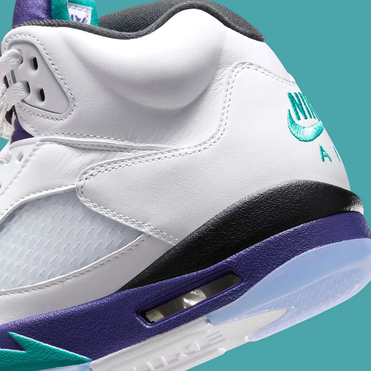 Air Jordan 5 Grape 9 La Air Jordan 5 « Grape » fait son grand retour avec le logo Nike Air d'origine