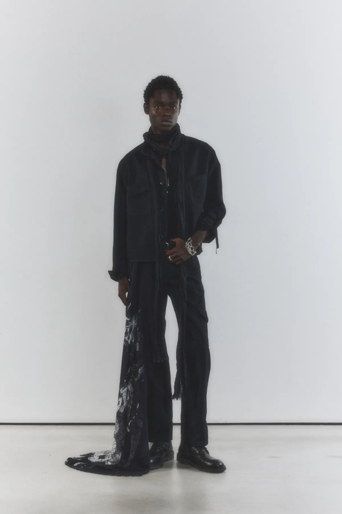 Ann Demeulemeester Resort 2026 2 La collection Croisière 2026 d’Ann Demeulemeester révèle une nouvelle approche urbaine sous la direction créative de Stefano Gallici