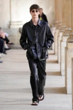 Auralee Spring Summer 2026 Paris Fashion Week 1 Pour le printemps 2026, AURALEE transforme l'imprévisibilité climatique en atout mode