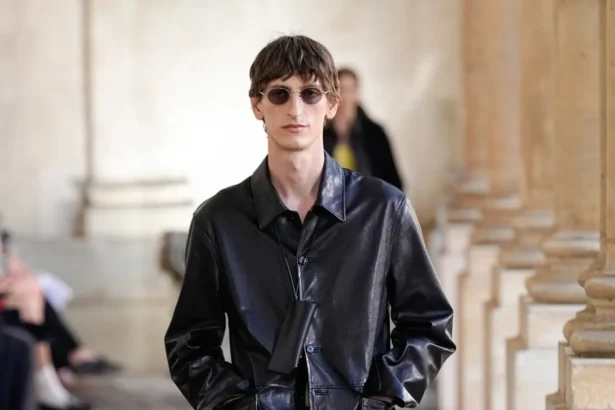 Pour le printemps 2026, AURALEE transforme l'imprévisibilité climatique en atout mode