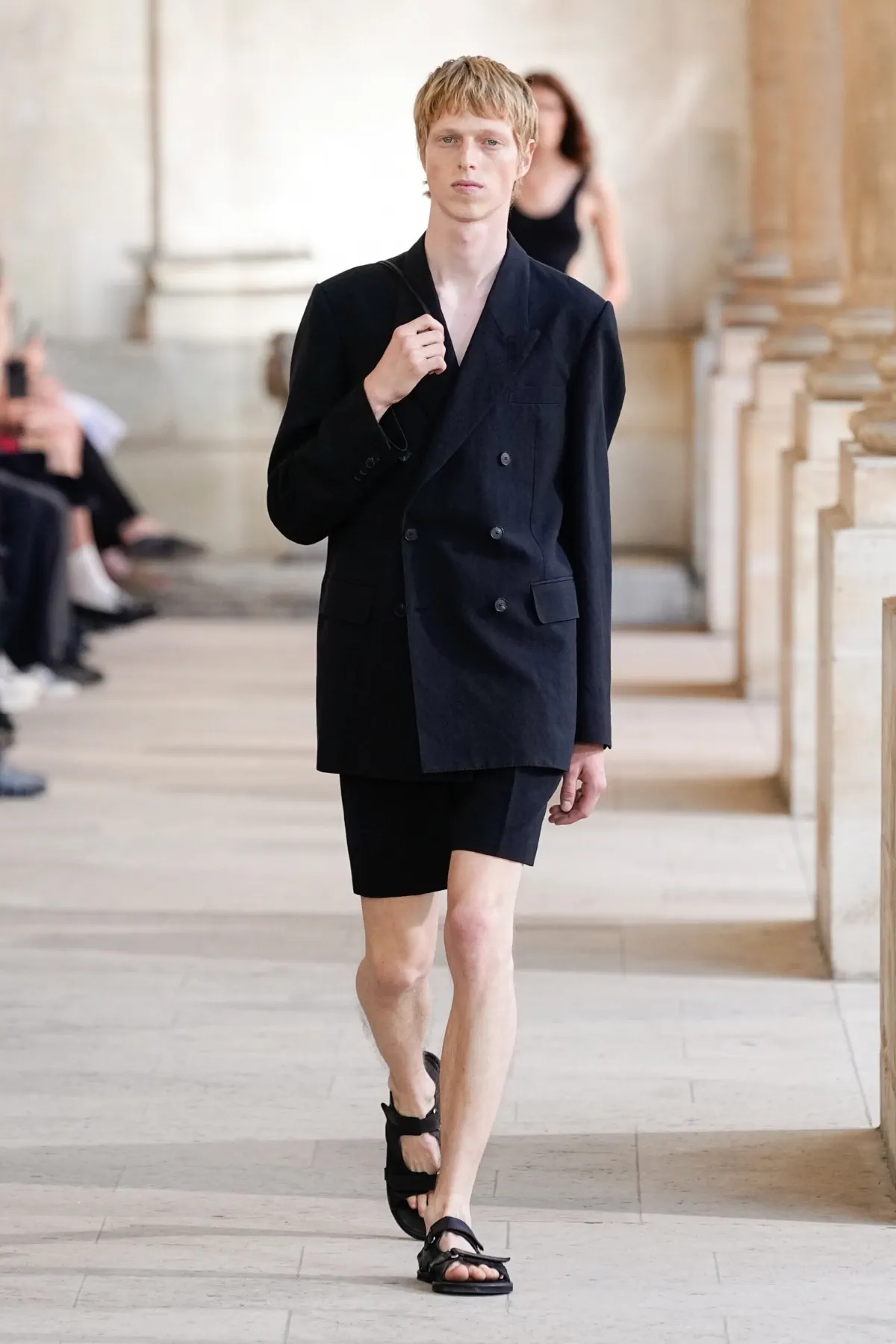 Auralee Spring Summer 2026 Paris Fashion Week 2 Pour le printemps 2026, AURALEE transforme l'imprévisibilité climatique en atout mode