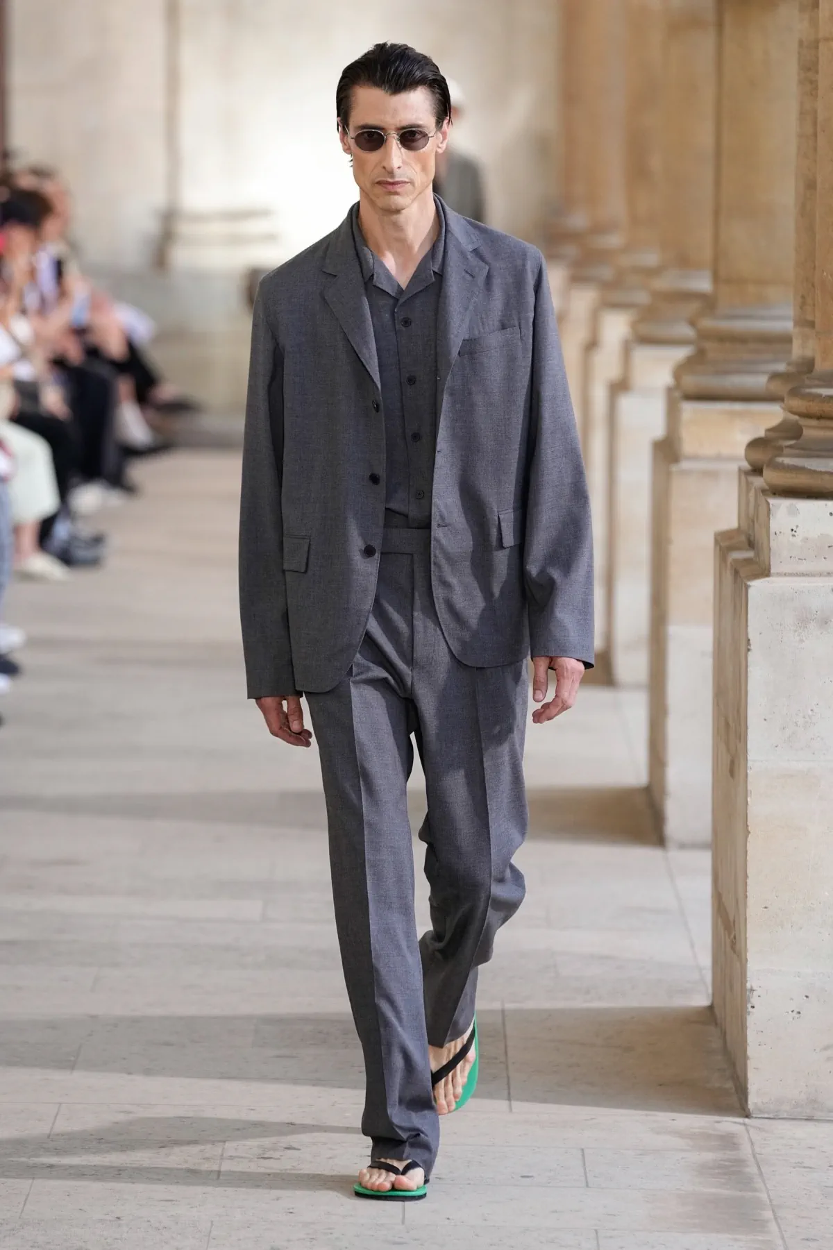 Auralee Spring Summer 2026 Paris Fashion Week 4 Pour le printemps 2026, AURALEE transforme l'imprévisibilité climatique en atout mode