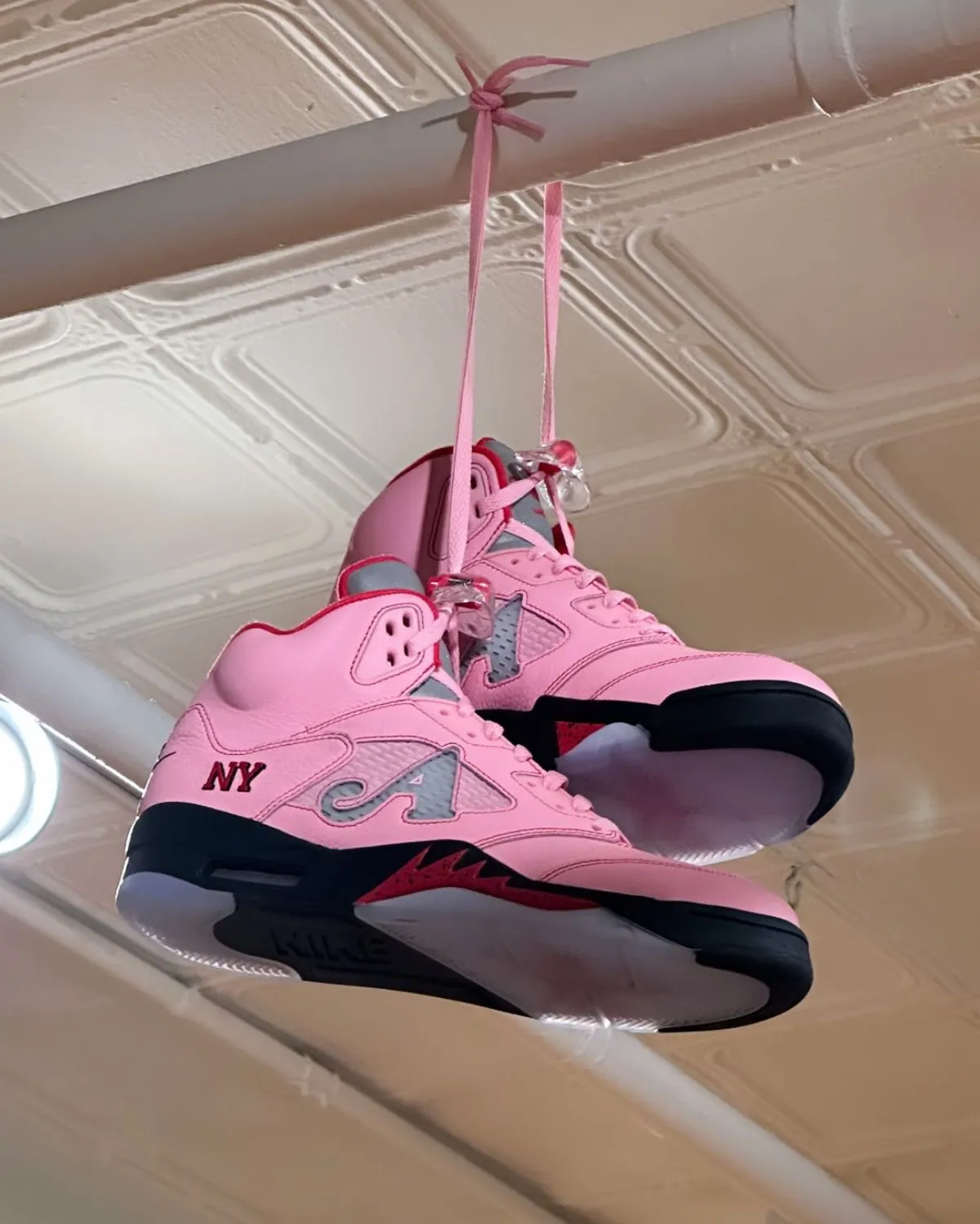 Awake NY x Air Jordan 5 1 Pour août 2025, Awake NY revisite la Air Jordan 5 avec deux coloris audacieux