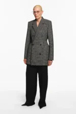 La collection Croisière 2026 de Balenciaga redéfinit les codes masculins selon Demna