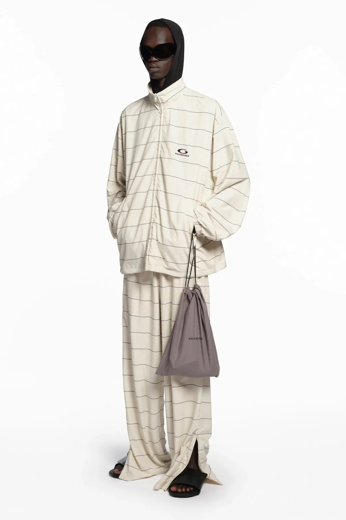 La collection Croisière 2026 de Balenciaga redéfinit les codes masculins selon Demna