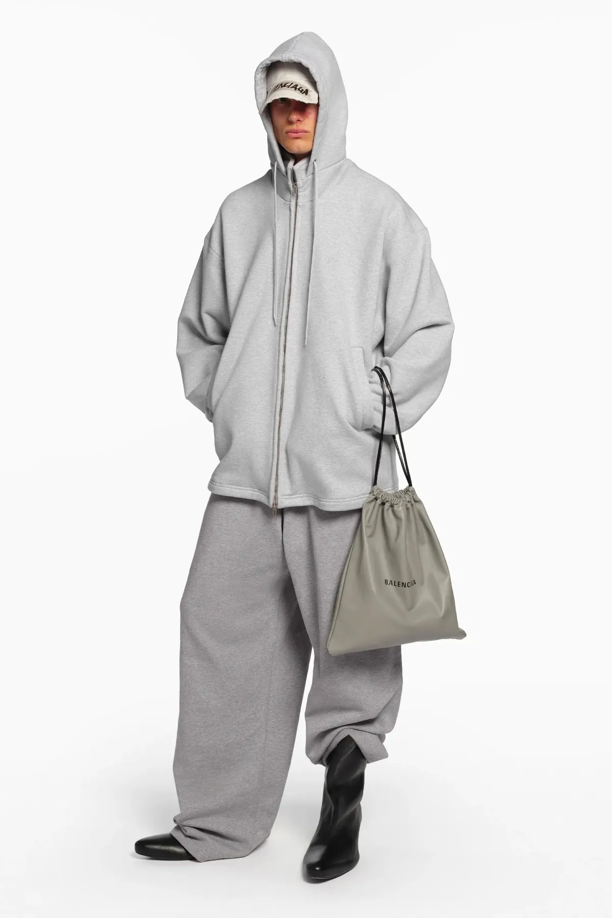 La collection Croisière 2026 de Balenciaga redéfinit les codes masculins selon Demna
