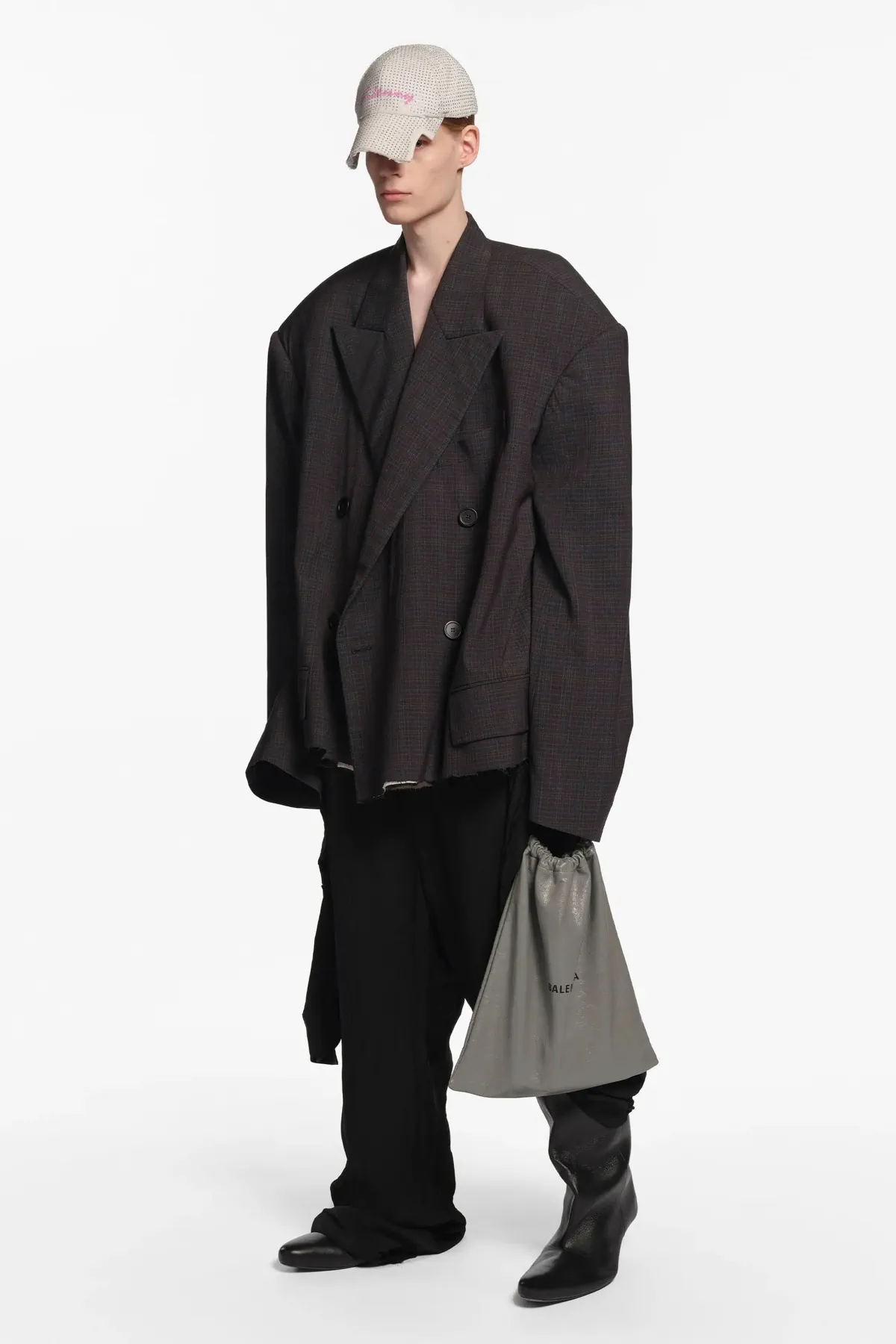 La collection Croisière 2026 de Balenciaga redéfinit les codes masculins selon Demna