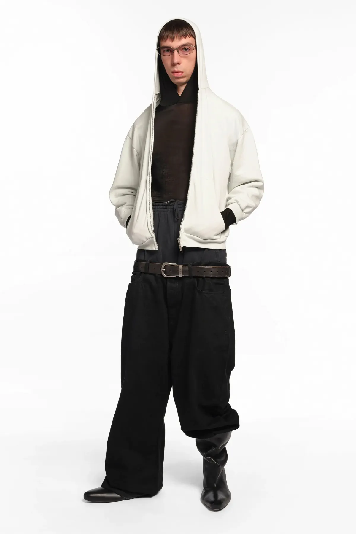 La collection Croisière 2026 de Balenciaga redéfinit les codes masculins selon Demna