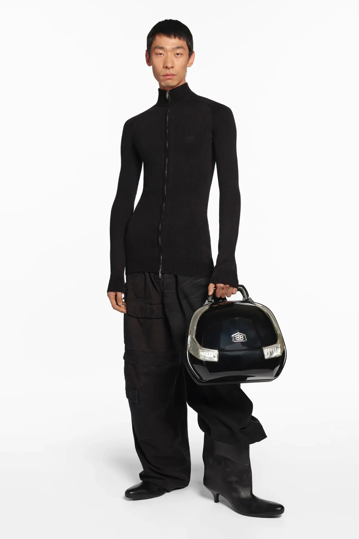 La collection Croisière 2026 de Balenciaga redéfinit les codes masculins selon Demna