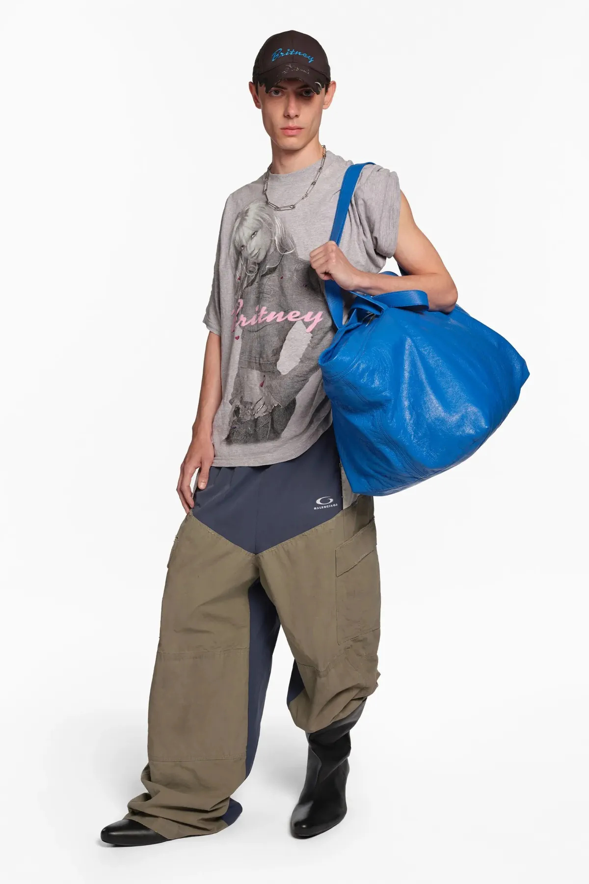 La collection Croisière 2026 de Balenciaga redéfinit les codes masculins selon Demna
