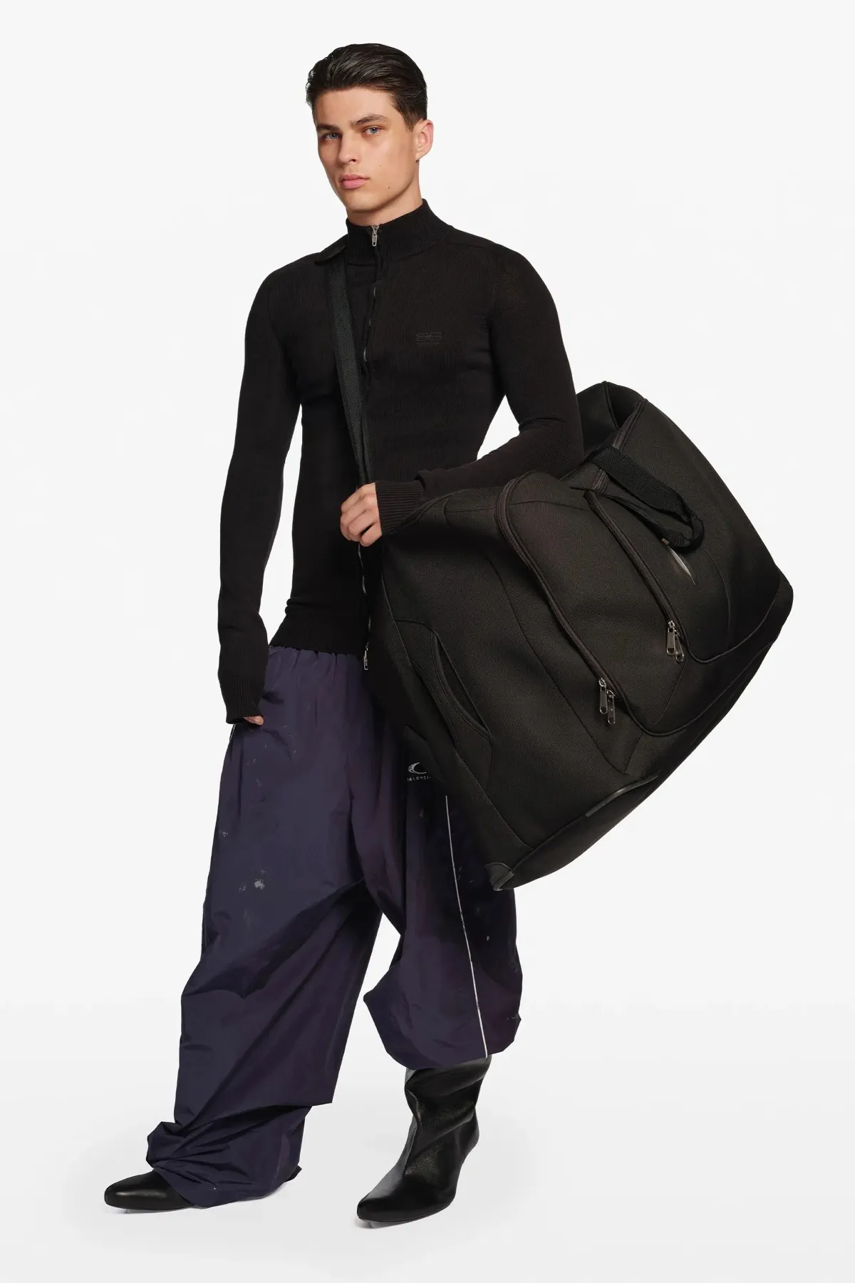 La collection Croisière 2026 de Balenciaga redéfinit les codes masculins selon Demna