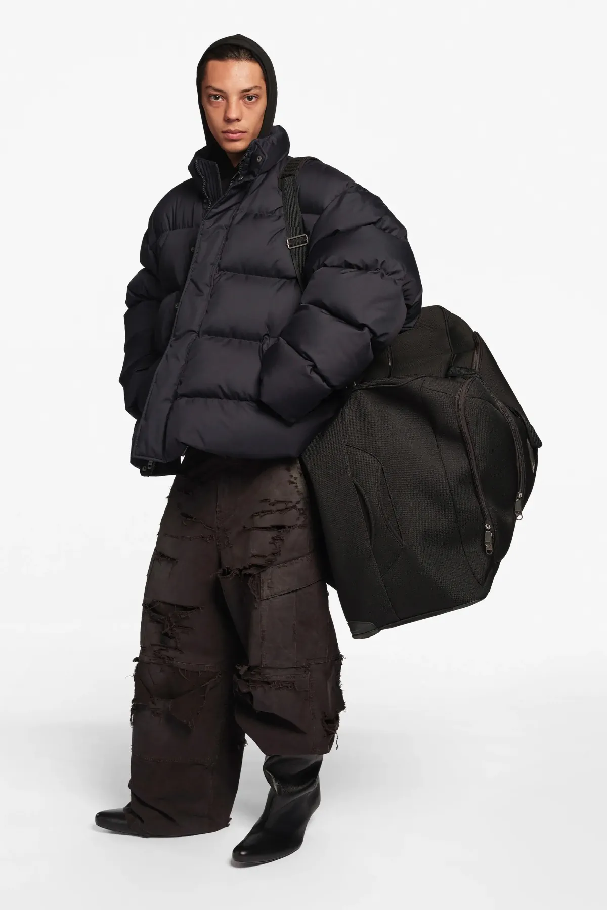 La collection Croisière 2026 de Balenciaga redéfinit les codes masculins selon Demna
