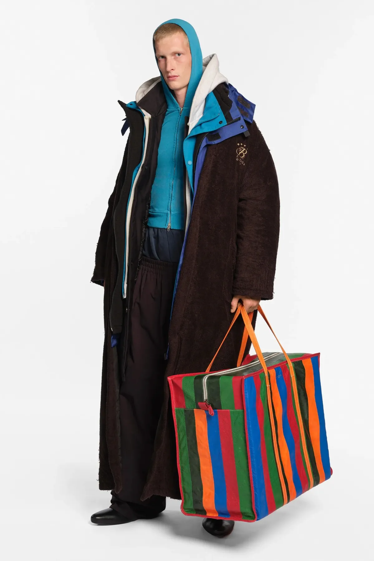 La collection Croisière 2026 de Balenciaga redéfinit les codes masculins selon Demna