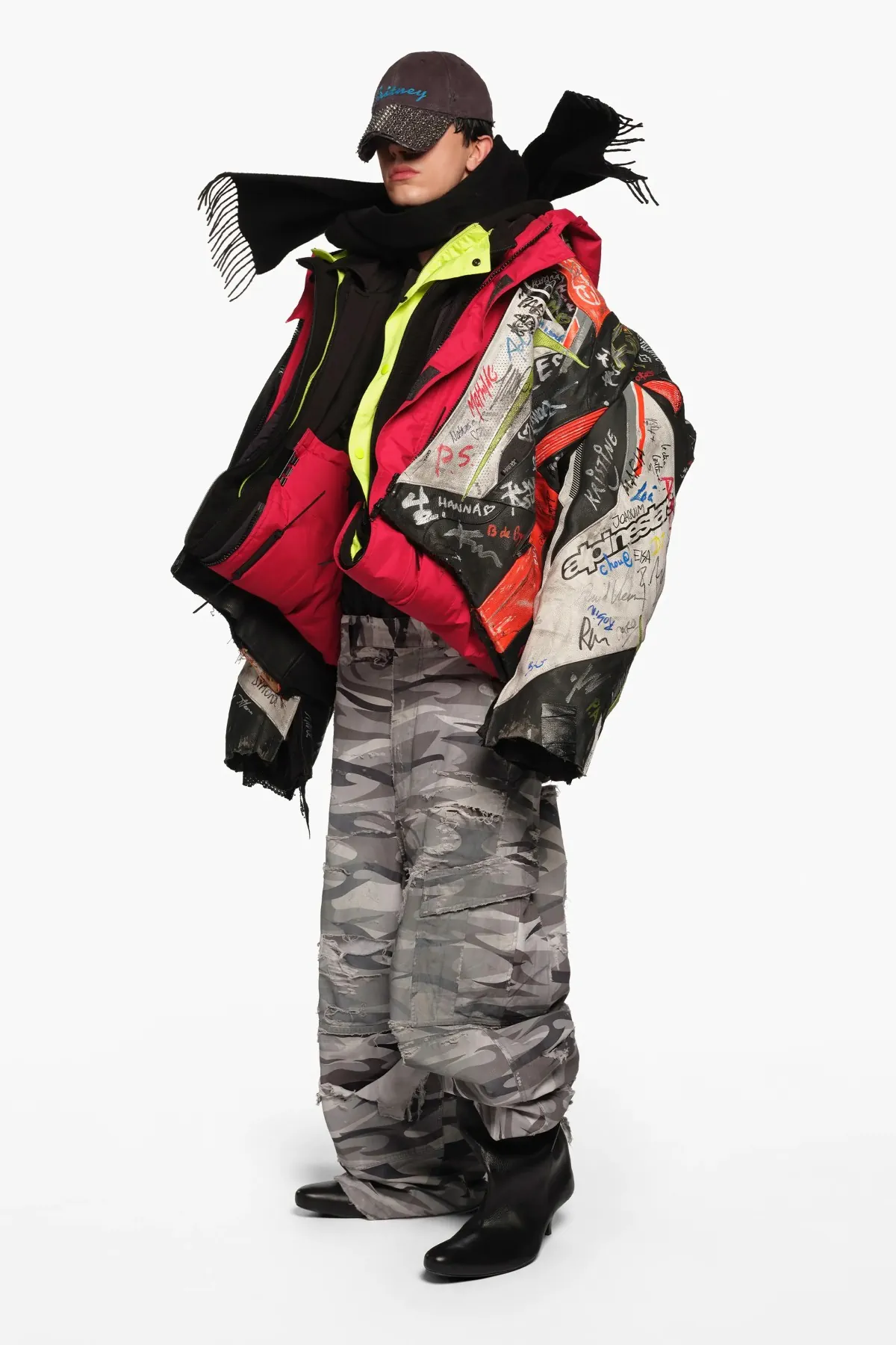 La collection Croisière 2026 de Balenciaga redéfinit les codes masculins selon Demna