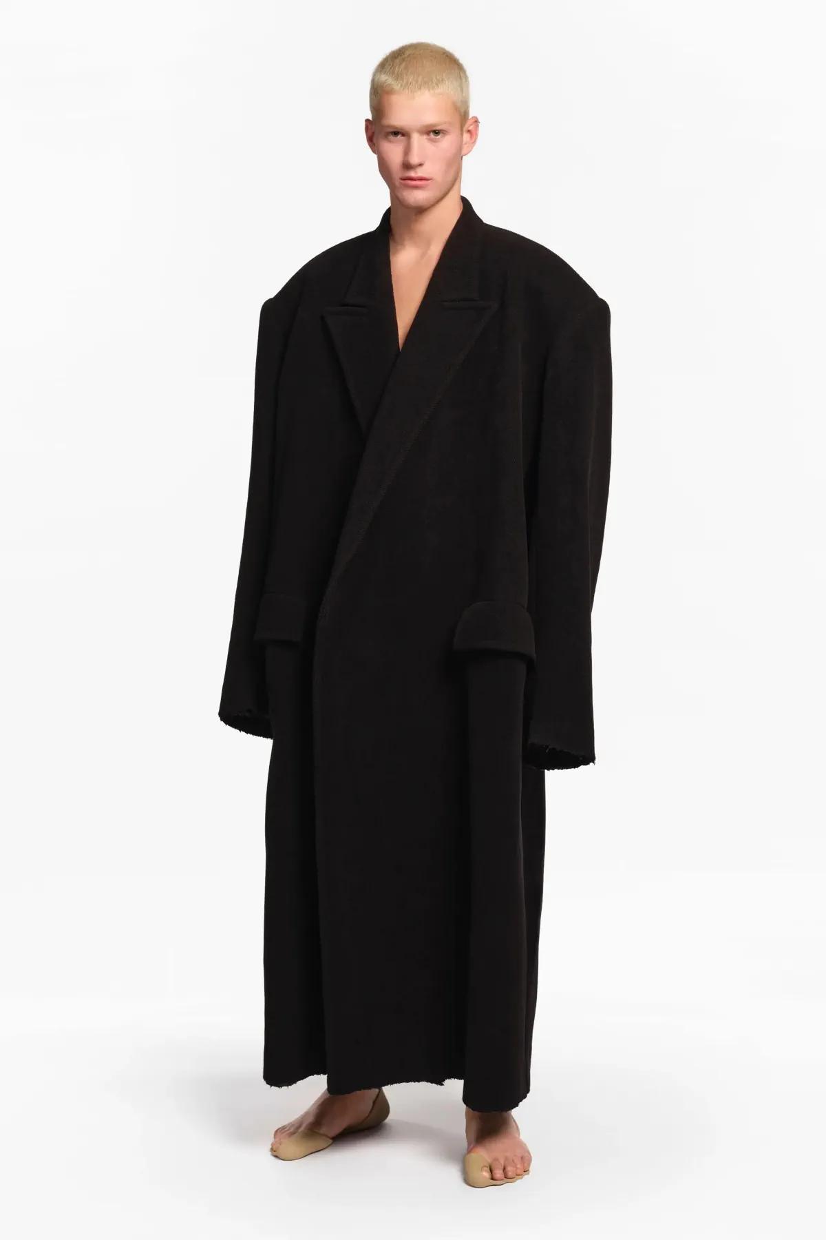 La collection Croisière 2026 de Balenciaga redéfinit les codes masculins selon Demna