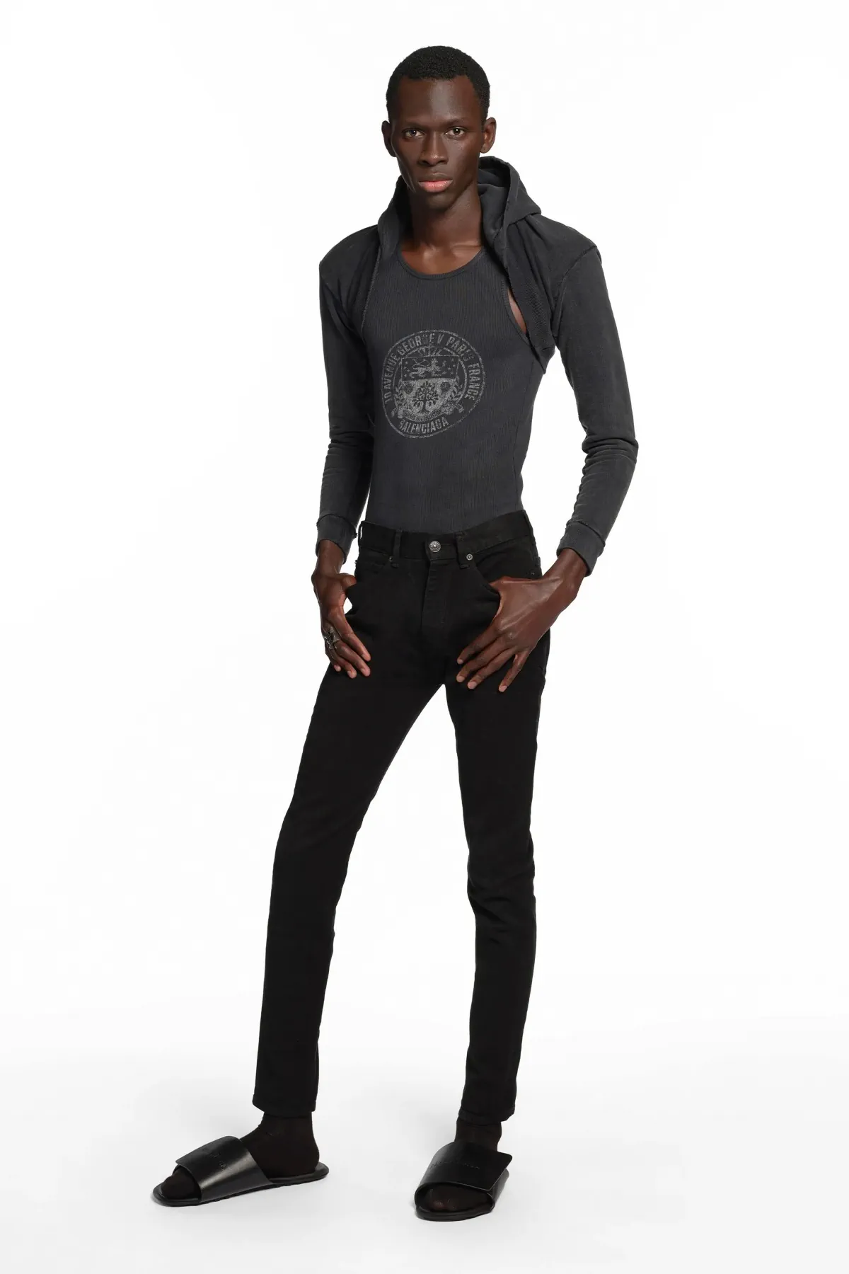 La collection Croisière 2026 de Balenciaga redéfinit les codes masculins selon Demna