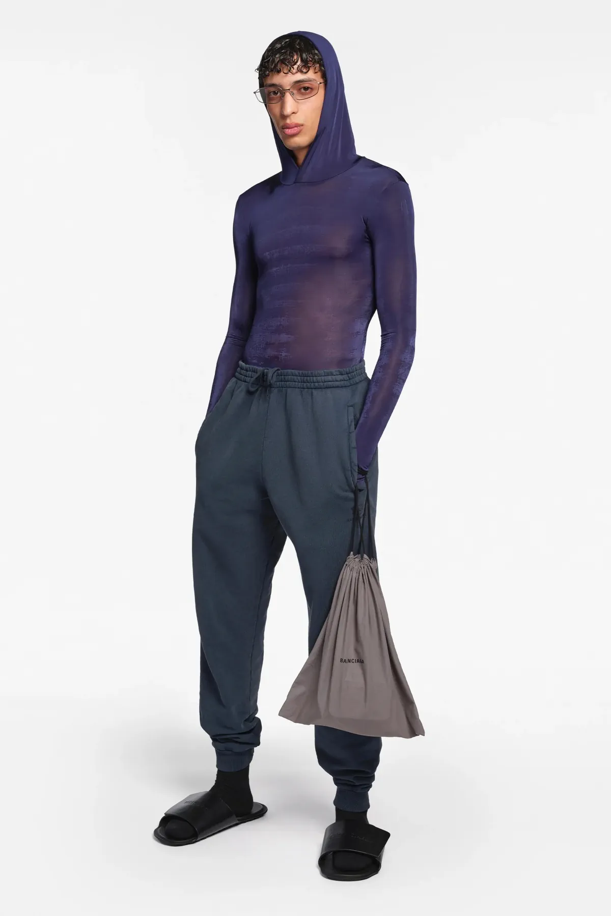 La collection Croisière 2026 de Balenciaga redéfinit les codes masculins selon Demna