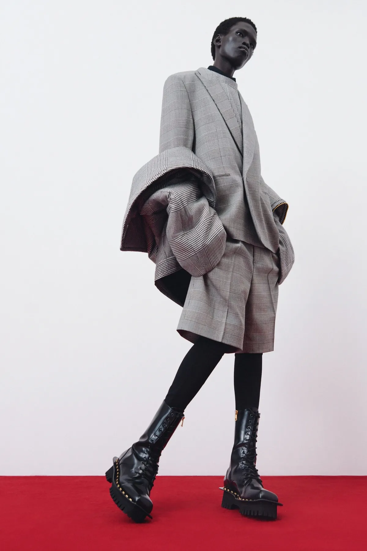 La collection croisière 2026 de Balmain réinvente la masculinité