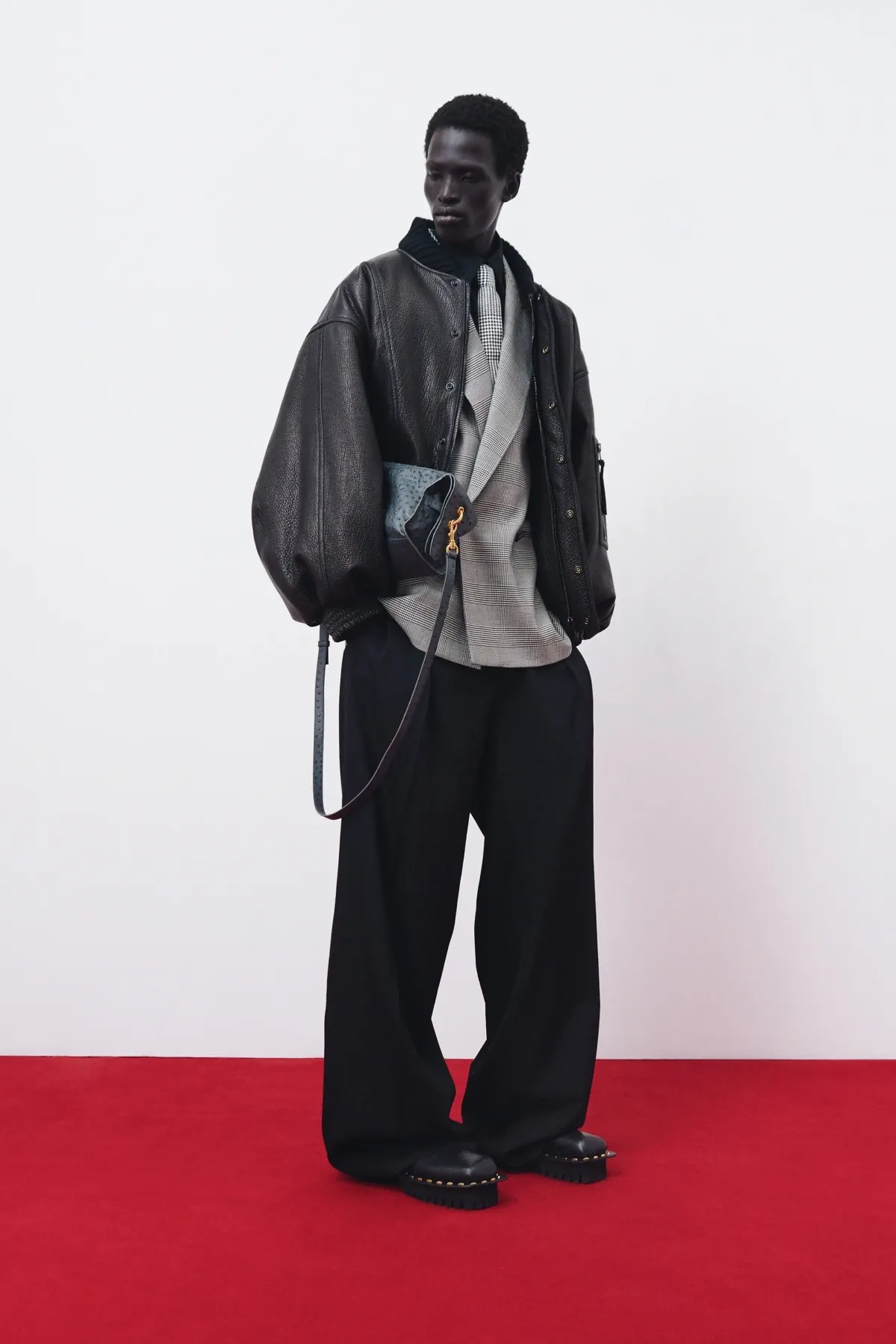 La collection croisière 2026 de Balmain réinvente la masculinité