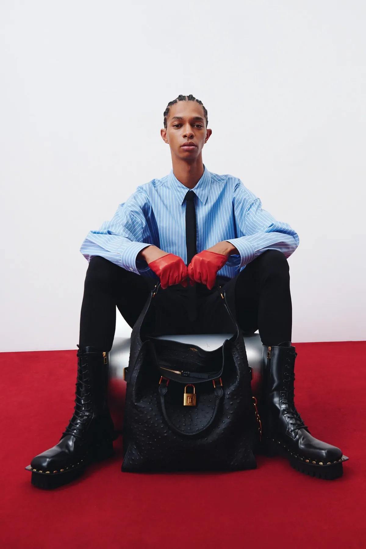 La collection croisière 2026 de Balmain réinvente la masculinité