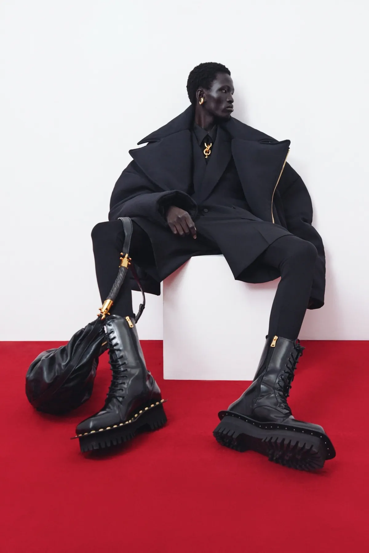 La collection croisière 2026 de Balmain réinvente la masculinité