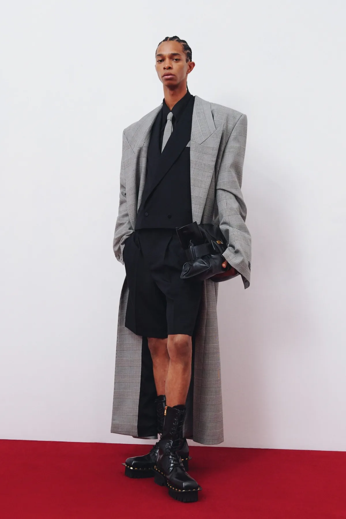 La collection croisière 2026 de Balmain réinvente la masculinité