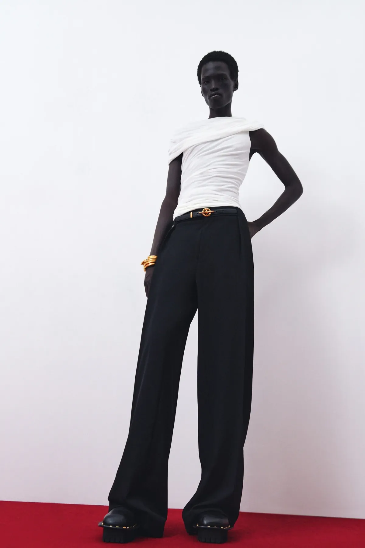 La collection croisière 2026 de Balmain réinvente la masculinité