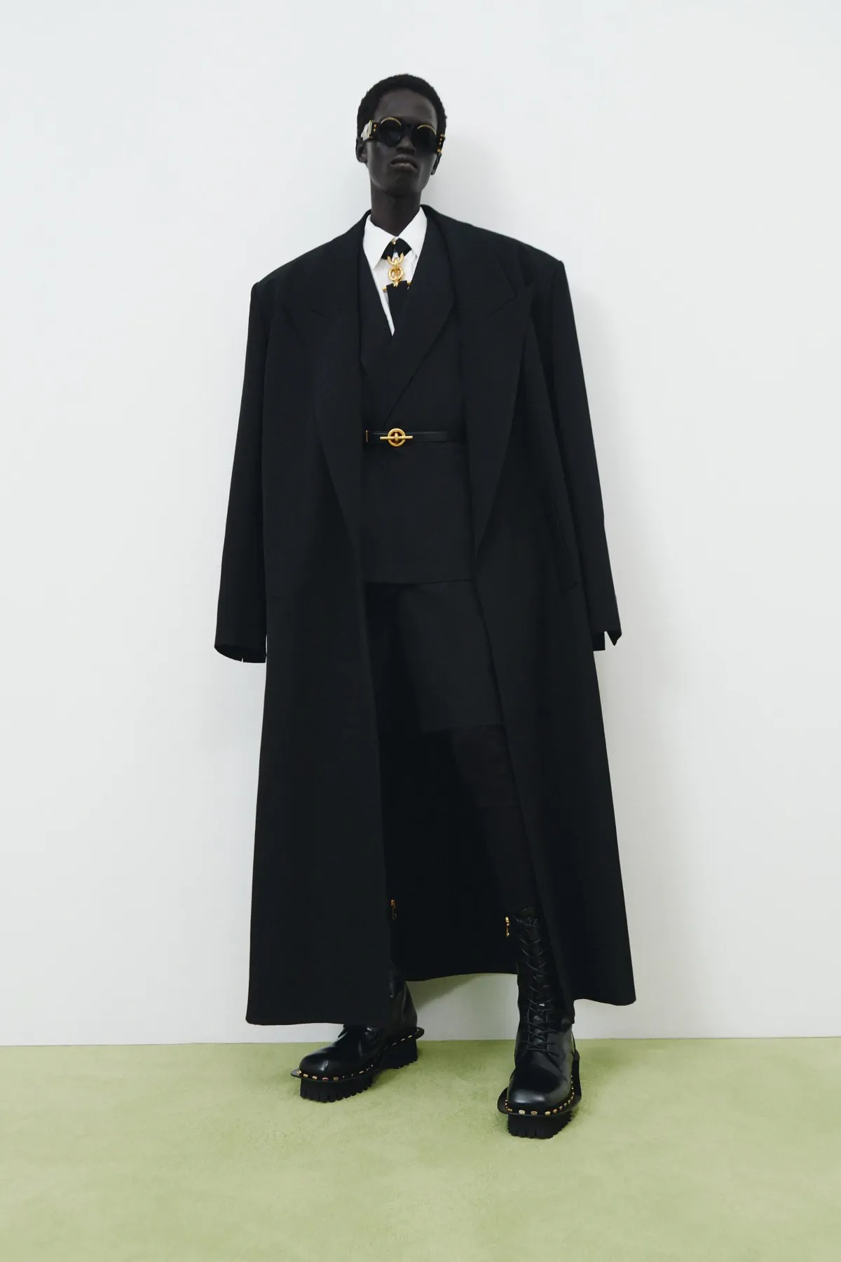 La collection croisière 2026 de Balmain réinvente la masculinité